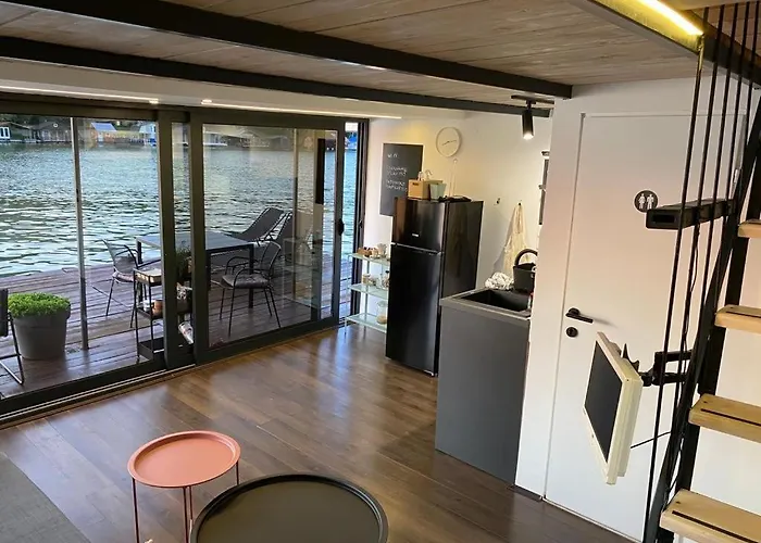 펜션 Loup 1981 Bezanija